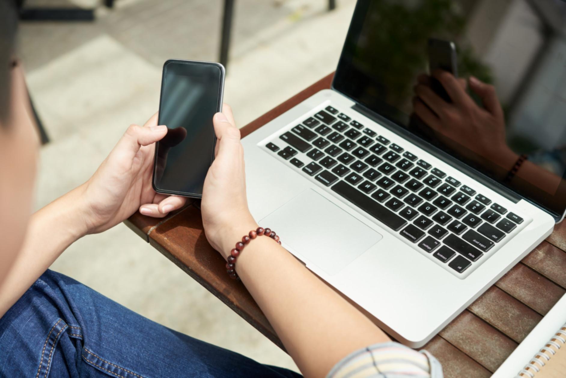 Рабочее место с документами и графиками