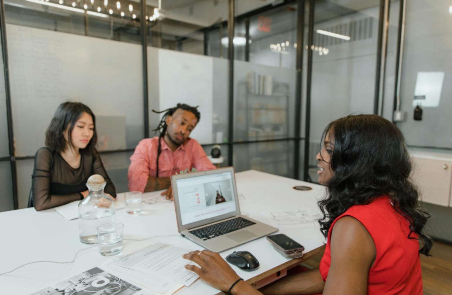 Вид на офисное здание AtomGridVault в Караганде